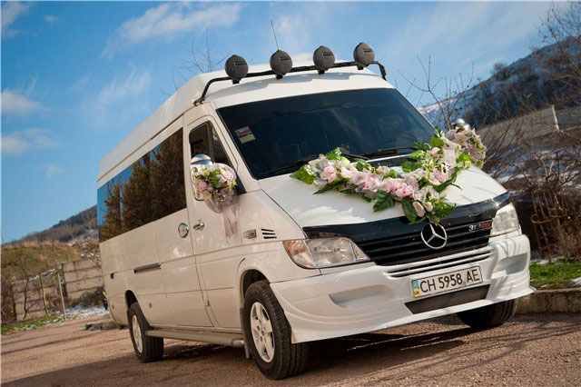 Микроавтобус в свадебном кортеже